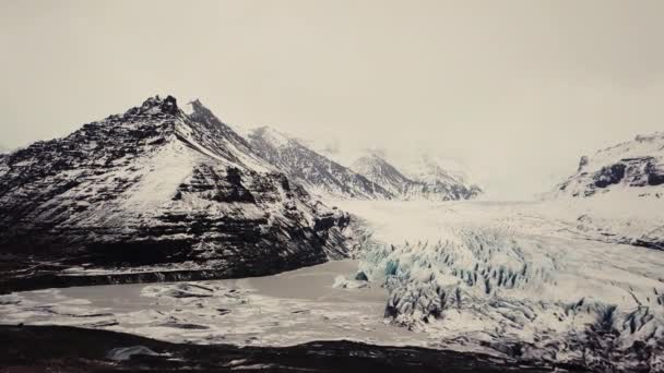 アイスランドの氷河の舌は 異なる映画の動きを持つドローンによって撮影され 冬の条件で曇りで劇的な概念を示しています Dji Mavic Pro — ストック動画