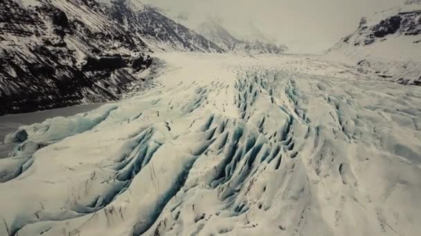 Língua Glaciar Islândia Filmada Por Drone Com Diferentes Movimentos Cinematográficos — Vídeo de Stock