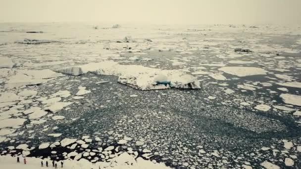 Glaciärtungan Island Filmad Drönare Från Flera Vinklar Molnigt Dramatiskt Koncept — Stockvideo