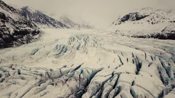 アイスランドの氷河の舌は 異なる映画の動きを持つドローンによって撮影され 冬の条件で曇りで劇的な概念を示しています Dji Mavic Pro — ストック動画