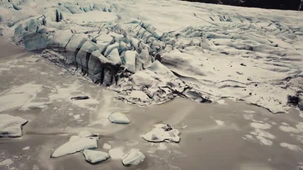 アイスランドの氷河の舌は 異なる映画の動きを持つドローンによって撮影され 冬の条件で曇りで劇的な概念を示しています Dji Mavic Pro — ストック動画