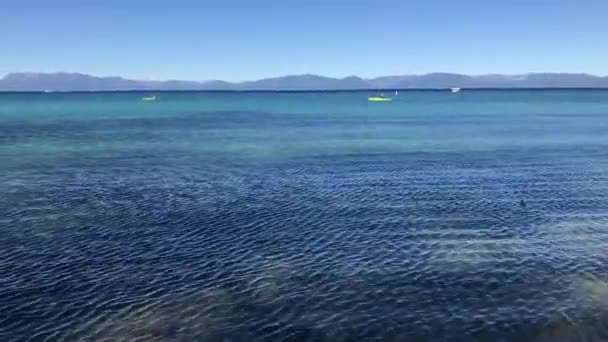 Jízda Kajaku Pláži Sand Harbor Severním Jezeře Tahoe — Stock video