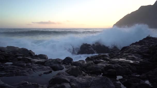 美丽动人的日出 潮水冲过马加普海滩的潮池 — 图库视频影像