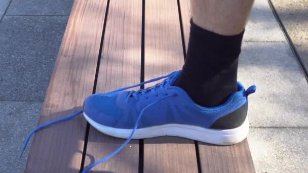 一个跑步者正在系鞋带 — 图库视频影像