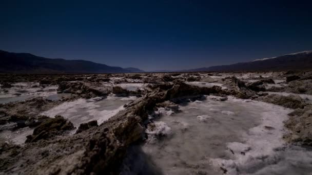 Gleitende Bewegungszeitraffer Von Salzkristallformationen Und Salzwasserpools Mondlicht — Stockvideo