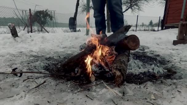 Una Hoguera Invierno Cerca Casa Con Hombre — Vídeo de stock