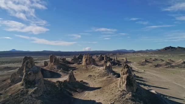 晴れた朝にトロナ ピナクルズの岩の層をゆっくりと移動する高い空中ビュー — ストック動画