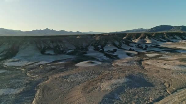 Vista Aérea Lenta Panorámica Que Mueve Hacia Terraplenes Lodo Secos — Vídeo de stock