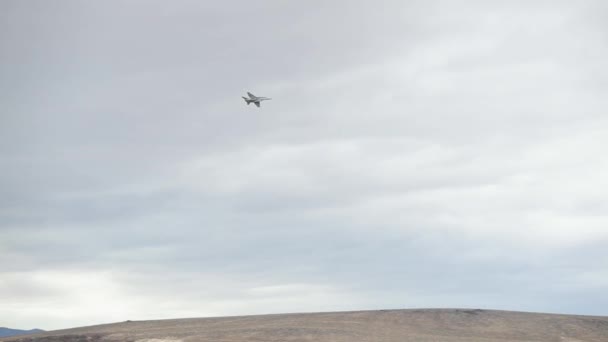 战斗机在峡谷上空云中飞行的慢镜头 — 图库视频影像