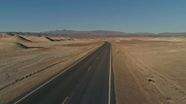 Laag Zicht Vanuit Lucht Langs Een Lege Snelweg Woestijn — Stockvideo