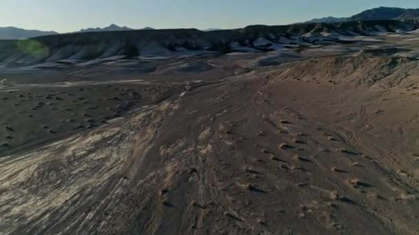 Vista Aérea Lenta Que Mueve Hacia Terraplenes Lodo Secos Estériles — Vídeos de Stock