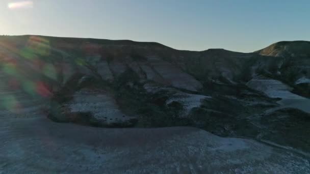 Vista Aérea Rápida Baja Alejándose Terraplenes Lodo Secos Estériles Desierto — Vídeos de Stock