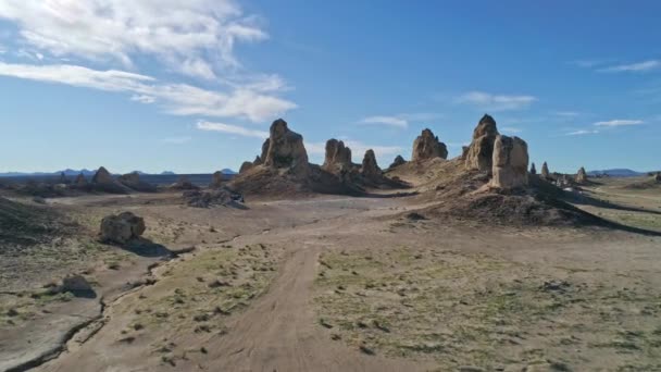 Laag Zicht Vanuit Lucht Beweegt Zich Snel Richting Trona Pinnacles — Stockvideo