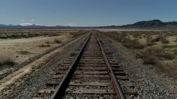 Snel Overhead Trek Terug Vanuit Lucht Zicht Rechte Spoorlijnen Woestijn — Stockvideo