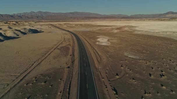 Hoog Vanuit Lucht Wegrijdend Van Een Lege Snelweg Woestijn — Stockvideo