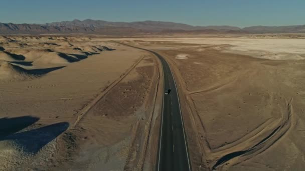 Luftaufnahme Nach Einer Autobahnkurve Mit Fahrenden Autos Der Wüste — Stockvideo