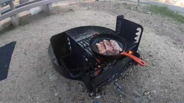 Cooking Bacon Cast Iron Skillet Open Campfire — Stock Video