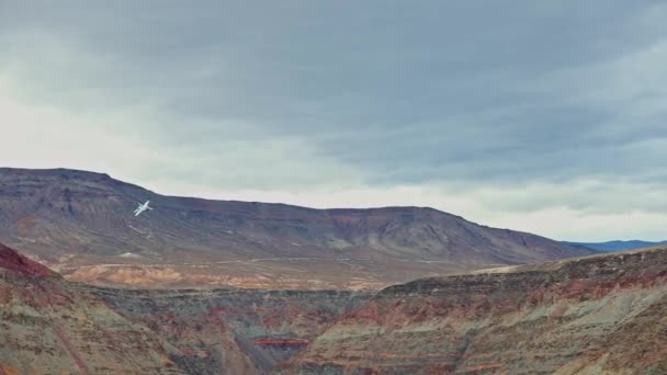 Mouvement Lent Vue Rapprochée Avion Chasse Volant Travers Canyon Coloré — Video