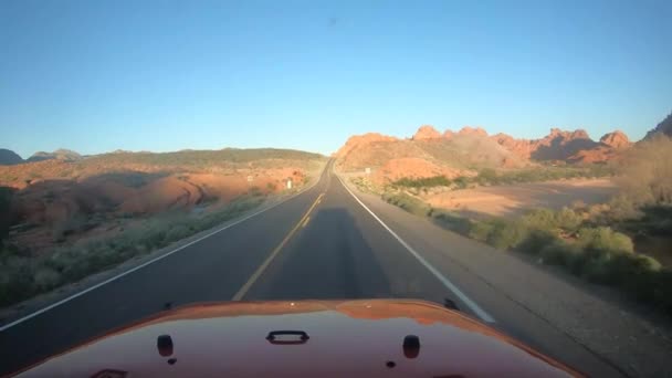 Condução Veículo Vermelho Valley Fire Nevada State Park Início Manhã — Vídeo de Stock