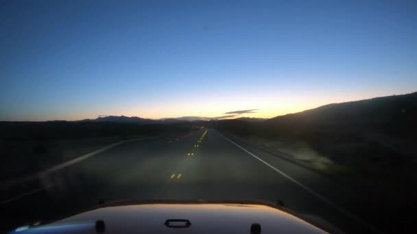 Jadąc Kierunku Wschodu Słońca Czerwonym Pojazdem Pustyni Światłem Reflektorów Gór — Wideo stockowe