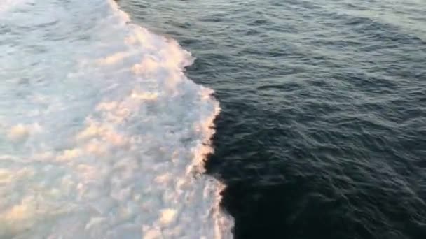 Роллінг Бризкаюча Вода Світиться Від Світла Заходу Сонця Зліва Портовий — стокове відео