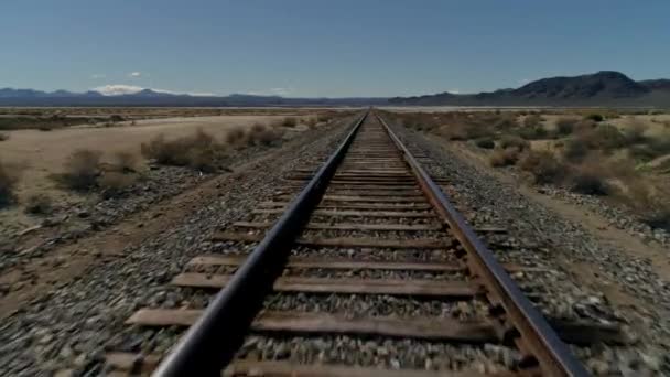 Vista Aérea Rápida Baixa Avançando Longo Trilhos Ferroviários Retos Deserto — Vídeo de Stock