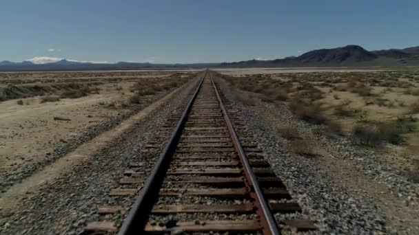 Низкий Отступать Воздушный Вид Прямых Железнодорожных Путей Пустыне — стоковое видео