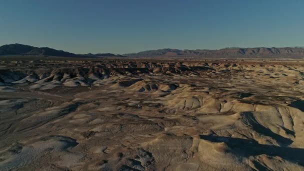 Yavaş Yüksek Hava Manzarası Çölde Kurumuş Çorak Toprak Taştan Setler — Stok video