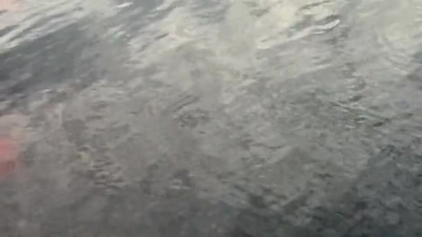 水に中国の国旗 中国の国旗が水上に現れる — ストック動画