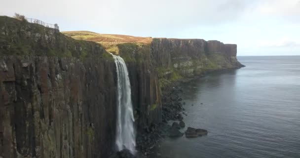 苏格兰斯凯岛上基尔特岩石瀑布的空中景观 一个朝向大海的平底锅的运动显示了这个地方的大小和美丽 — 图库视频影像