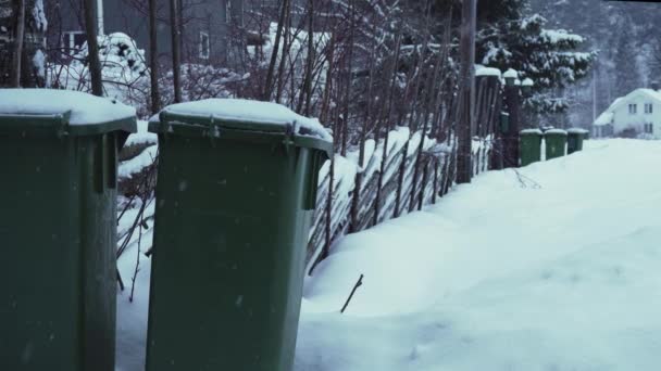 Statisk Över Soptunnor Som Står Utomhus Vinterförhållanden — Stockvideo