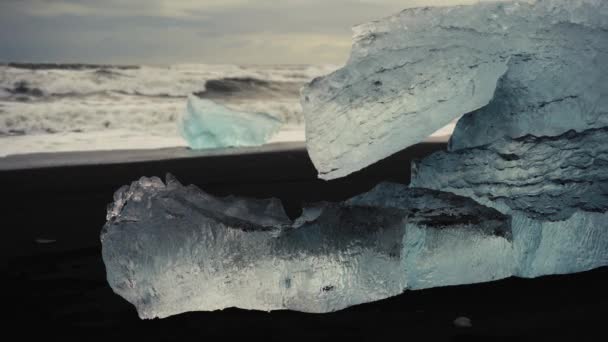 アイスランド南部のダイヤモンドビーチは4Kで異なる角度と映画の動きで撮影しました 岸で洗浄された小さな氷山 — ストック動画