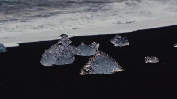 Timelapse Fotos Icebergs Cristalinos Praia Areia Preta Islândia Moody Conceito — Vídeo de Stock