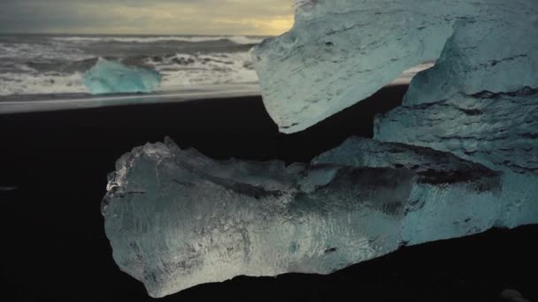 Fotografias Câmara Lenta Icebergs Azuis Praia Diamond Islândia Praia Areia — Vídeo de Stock