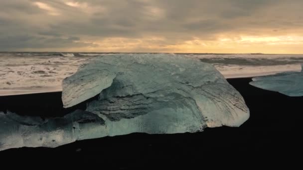 冰岛南部的钻石海滩以不同的角度拍摄 并以4K的速度进行电影拍摄 被冲到岸上的小冰山 — 图库视频影像