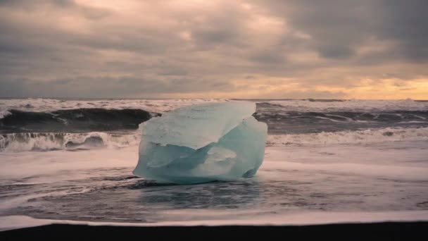 Slow Motion Shots Blue Icebergs Diamond Beach Iceland Black Sand — Stock Video