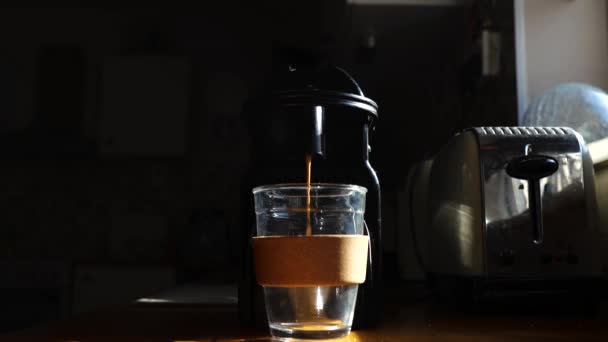 Video Coffee Espresso Machine Flowing Glass Cup Harsh Sun Side — Stock Video