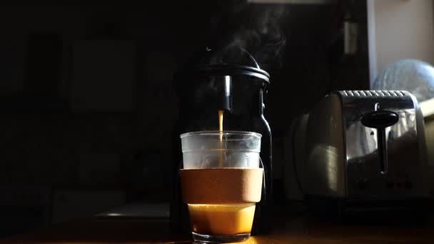 Vídeo Máquina Café Espresso Fumegante Que Flui Uma Xícara Vidro — Vídeo de Stock