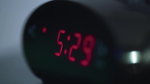 Imagine Aproape Afișare Digitală Ceas Deșteptător Flipping — Videoclip de stoc