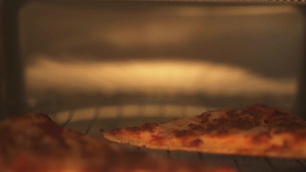 Dolly Torna Dalle Fette Pizza Scaldandosi All Interno Forno Tostapane — Video Stock