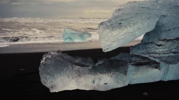 Fotografias Câmara Lenta Icebergs Azuis Praia Diamond Islândia Praia Areia — Vídeo de Stock