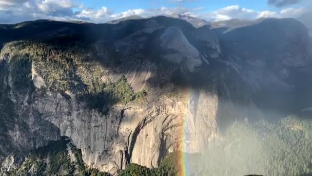 Bel Arc Ciel Lors Une Journée Pluvieuse Glacier Point Yosemite — Video