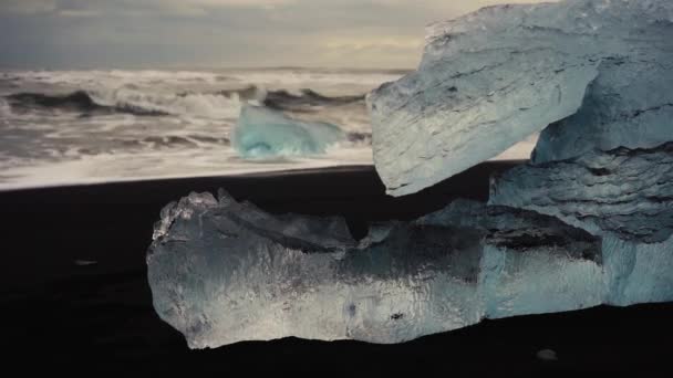 Timelapse Fotos Icebergs Cristalinos Praia Areia Preta Islândia Moody Conceito — Vídeo de Stock