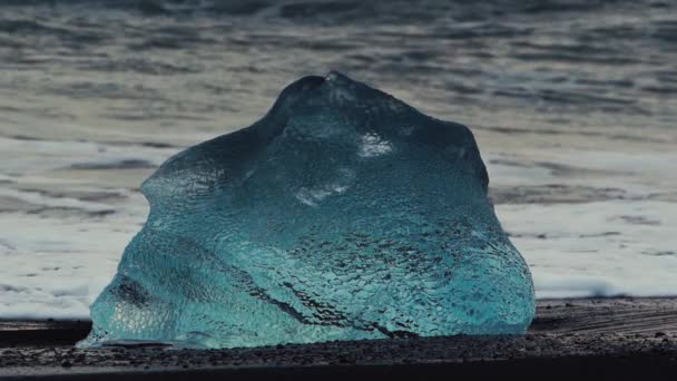 Slow Motion Shots Van Blauwe Ijsbergen Diamond Beach Ijsland Zwart — Stockvideo
