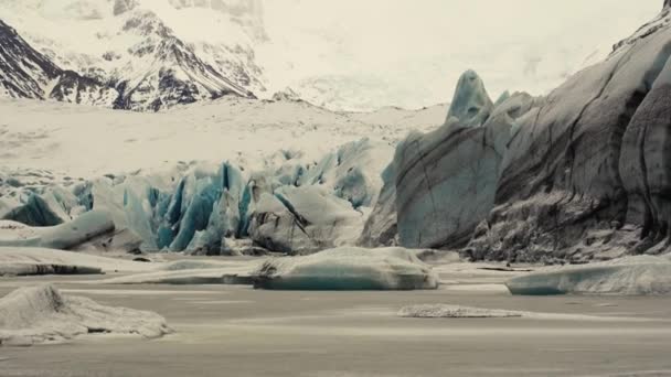 Διαφορετικές Κινήσεις Κάμερας Που Δείχνουν Παγόβουνα Στη Λιμνοθάλασσα Του Παγετώνα — Αρχείο Βίντεο