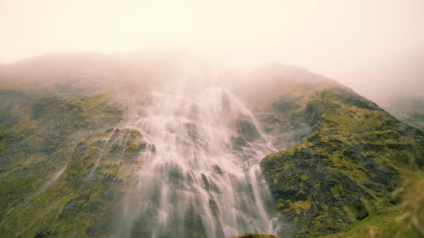 Ruhigen Wasserfall Mit Sauberem Quellwasser Fließt Eine Klippe Hinunter Mit — Stockvideo