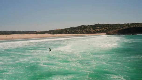 Aéreo Surfista Numa Onda Algarve Portugal — Vídeo de Stock