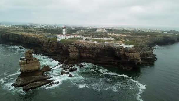 Aerial Csodálatos Drónfelvételek Megfordulás Lightouse Cliffs Nau Dos Corvos Cabo — Stock videók