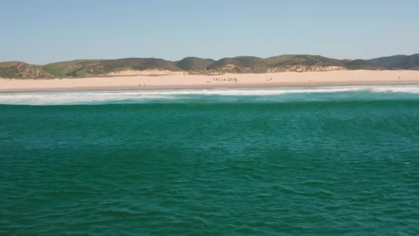 Flygfoto Surfa Stranden Bordeira Algarve Portugal — Stockvideo