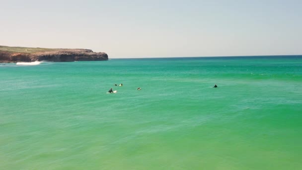 ポルトガル アルガルヴェのボルデイラの海岸をサーフィン — ストック動画